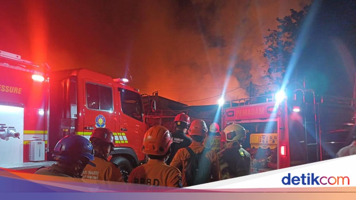 33 Mobil Damkar Dikerahkan ke Kebakaran di Kemayoran