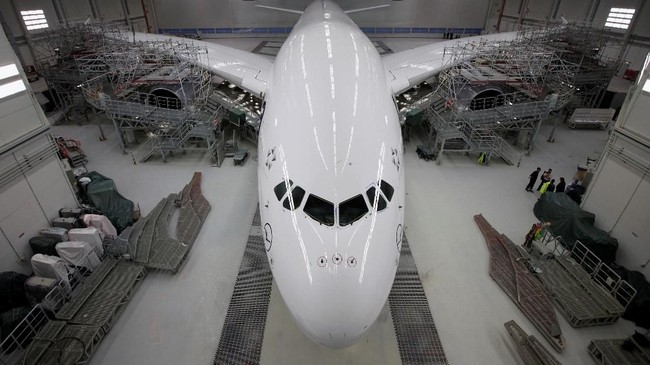 Airbus Menginspeksi Retakan Sayap Pesawat A380 Emirates dan Qantas
