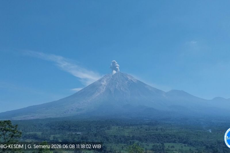 Aktivitas Erupsi dan Gempa Dominasi Gunung Semeru
