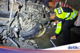 Ambulans Tabrak Truk di Tol Pekanbaru, Tiga Orang Tewas