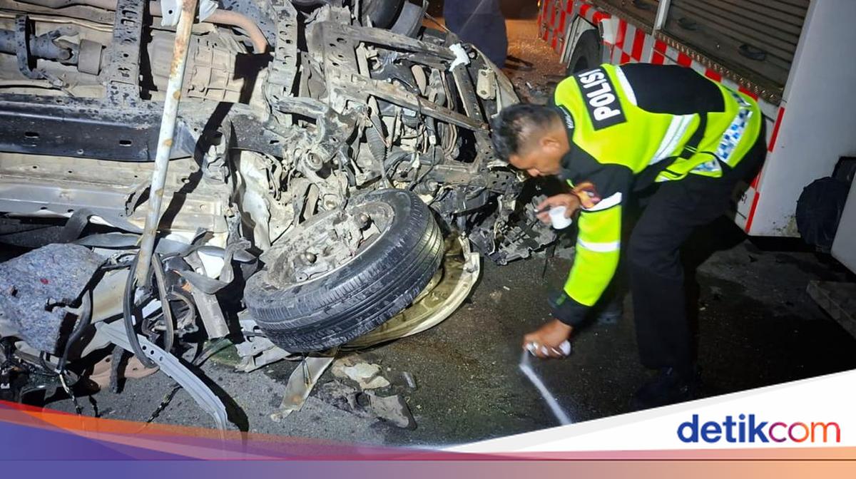 Ambulans Tabrak Truk di Tol Pekanbaru, Tiga Orang Tewas