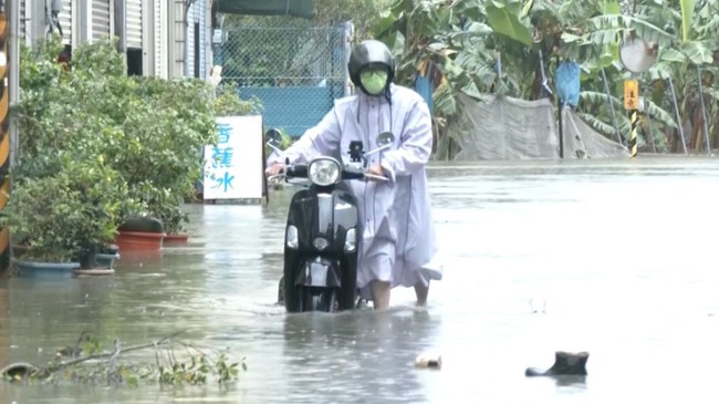 Banjir Landai Taiwan Akibat Hujan Deras Topan Mekkhala