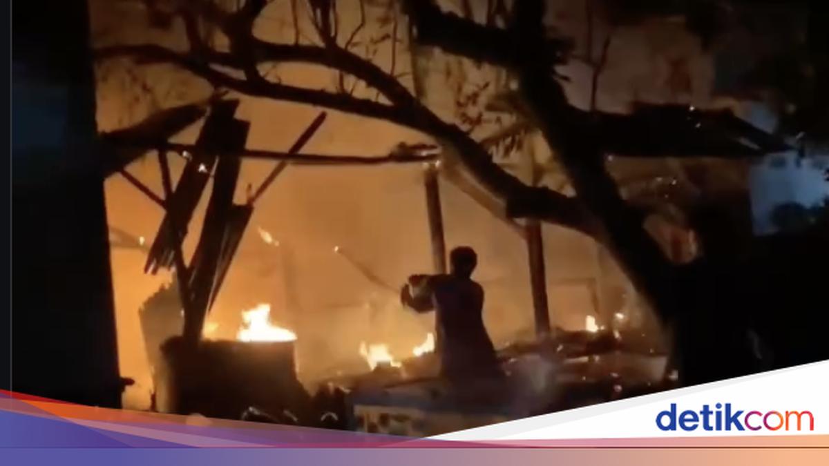 Bengkel Motor di Gunung Sindur Terbakar, Damkar Beraksi