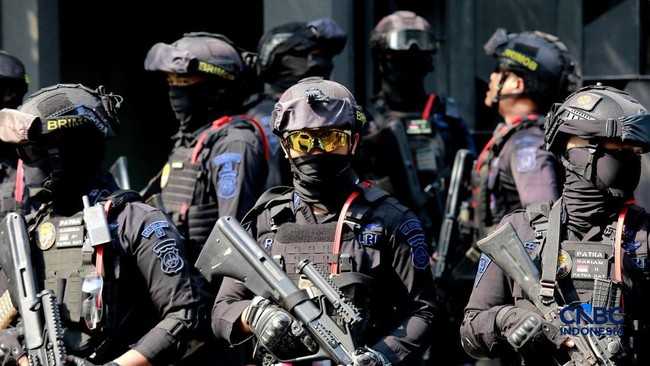 Brimob Bersenjata Lengkap Jaga Rumah Silmy Karim