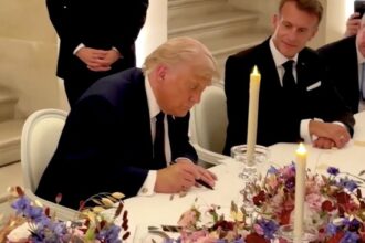 Donald Trump Menandatangani MoU Damai dengan Iran di Versailles