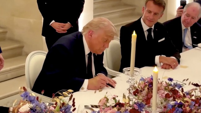 Donald Trump Menandatangani MoU Damai dengan Iran di Versailles