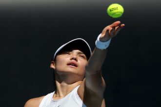 Emma Raducanu Tetap Berjuang di Wimbledon Meski Cedera Kaki