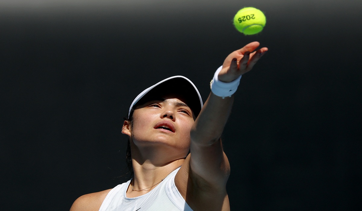 Emma Raducanu Tetap Berjuang di Wimbledon Meski Cedera Kaki
