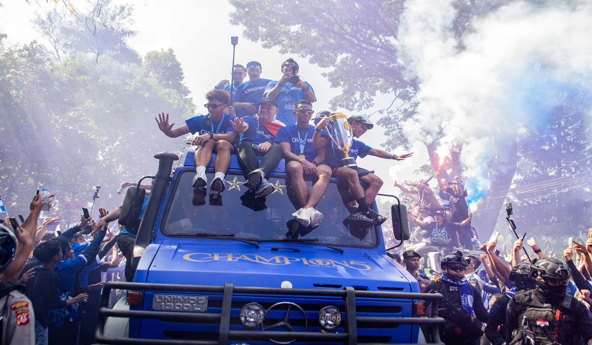 Gubernur Jabar Serahkan Bonus Rp1 Miliar untuk Persib Bandung