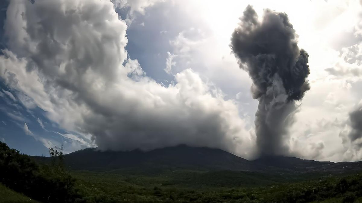 Gunung Lewotobi Meletus, Bandara Maumere Ditutup Sementara