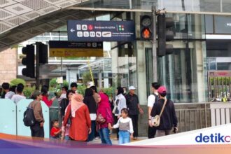 Halte Transjakarta Bundaran HI Ramai Jelang Puncak HUT Jakarta