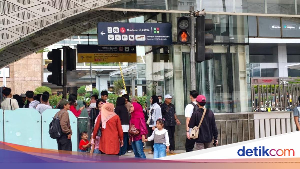 Halte Transjakarta Bundaran HI Ramai Jelang Puncak HUT Jakarta