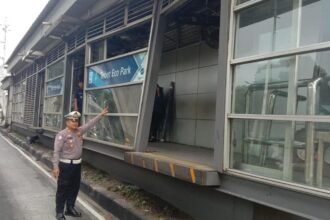 Halte Transjakarta Tebet Eco Park Ditabrak Truk, Pelaku Melarikan Diri