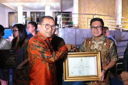 Wawali RVM saat menerima sertifikat penetapan Monuntul sebagai Warisan Budaya Takbenda diserahkan oleh Menteri Kebudayaan Fadli Zon di Gedung Museum Sulut, Manado, Jumat (22/5/2026) (foto: Kuasa.net)