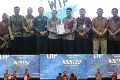 Wali Kota Kotamobagu saat menerima Opini WTP ke 13 dari BPK di Manado, Jumat (29/5/2026) (foto: Kuasa.net)