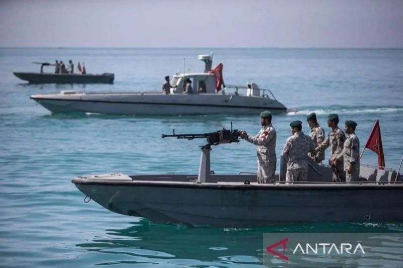 Iran Menutup Selat Hormuz, Kapal Diminta Bersabar