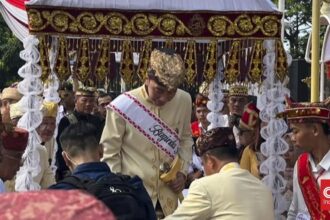 Jokowi Terima Gelar Adat Baginda Pemuka Bangsa di Lampung
