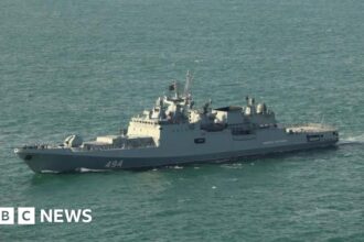 Kapal Perang Rusia Tembakkan Tembakan Peringatan Dekat Kapal Layar Inggris