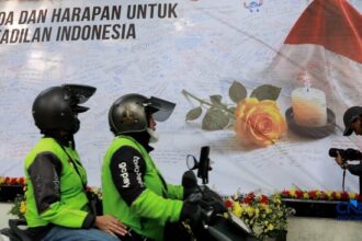 Karangan Bunga Hiasi Pengadilan Sebelum Vonis Korupsi Nadiem