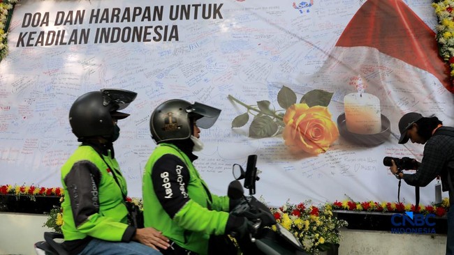 Karangan Bunga Hiasi Pengadilan Sebelum Vonis Korupsi Nadiem