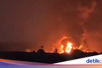 Kebakaran Besar Melanda Pabrik Karet di Tangerang
