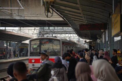 Kebakaran Di Tanah Abang Ganggu Jadwal KRL Cikarang-Duri