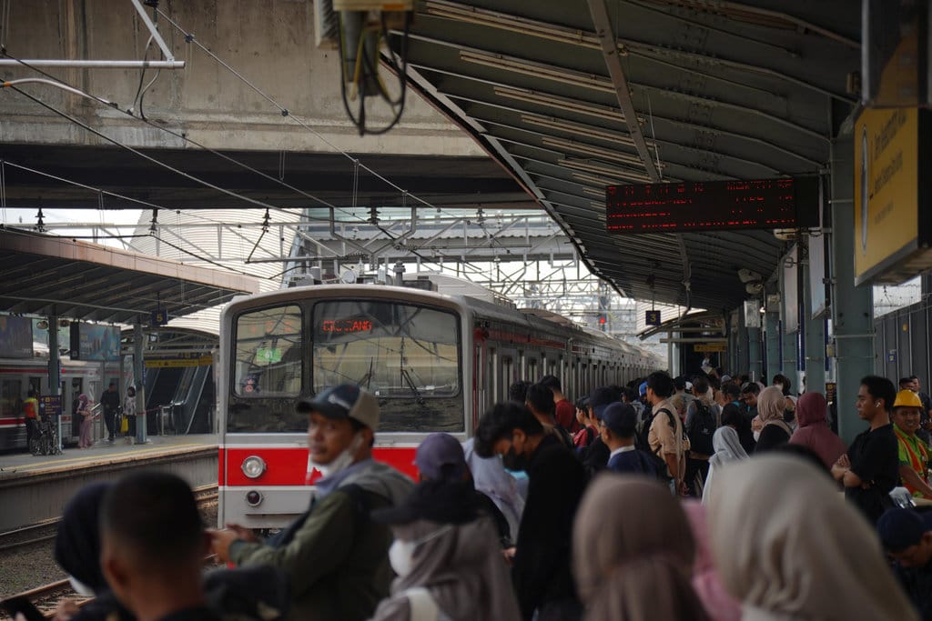 Kebakaran Di Tanah Abang Ganggu Jadwal KRL Cikarang-Duri
