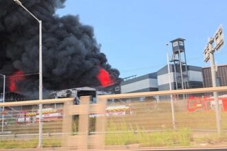 Kebakaran Gudang Sepatu di Gimpo Korea Selatan, Api Membubung Tinggi