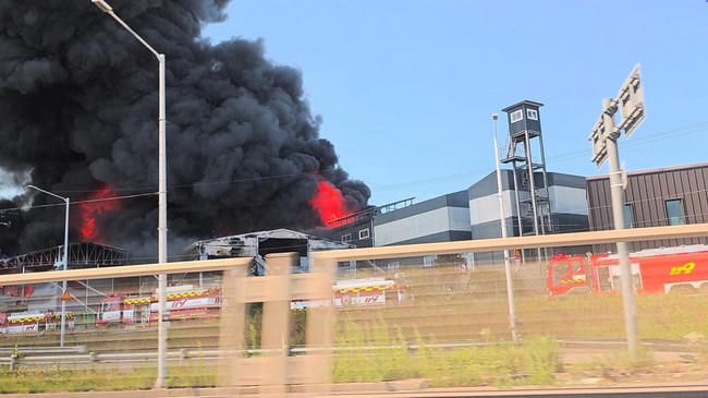Kebakaran Gudang Sepatu di Gimpo Korea Selatan, Api Membubung Tinggi