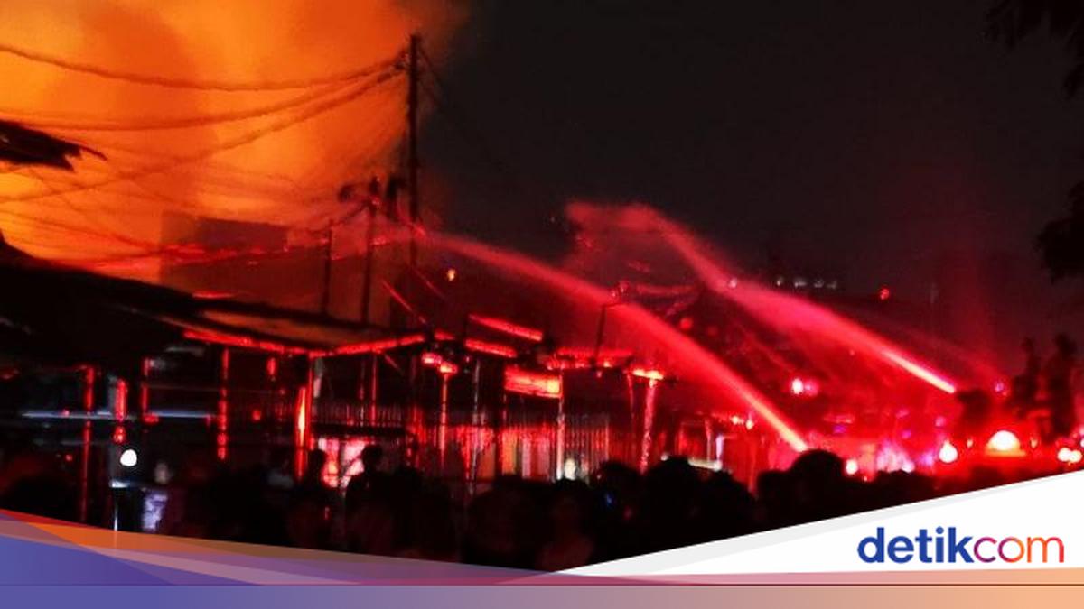 Kebakaran Kemayoran: 200 Personel Polisi Dikerahkan Evakuasi Warga