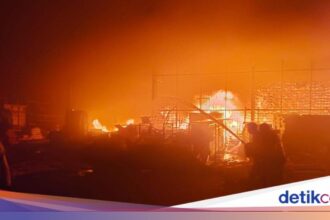 Kebakaran Melanda Gudang di Cakung, Api Masih Berkobar