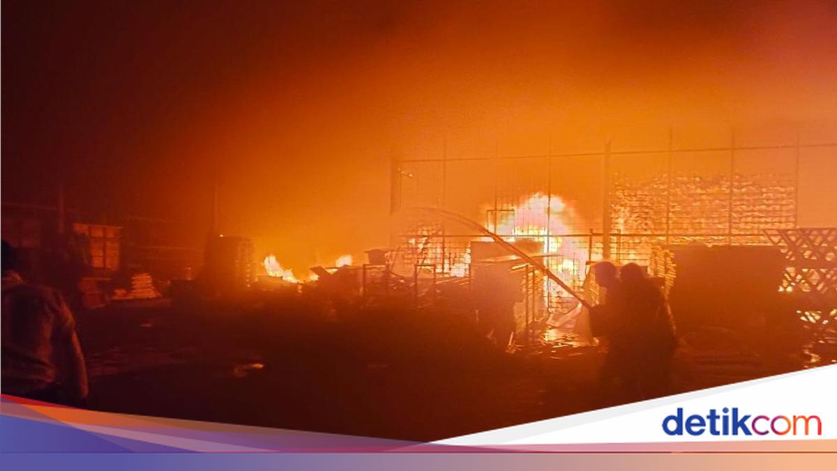 Kebakaran Melanda Gudang di Cakung, Api Masih Berkobar