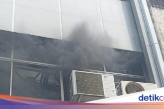 Kebakaran Ruko 3 Lantai di Kemayoran, 60 Personel Damkar Dikerahkan