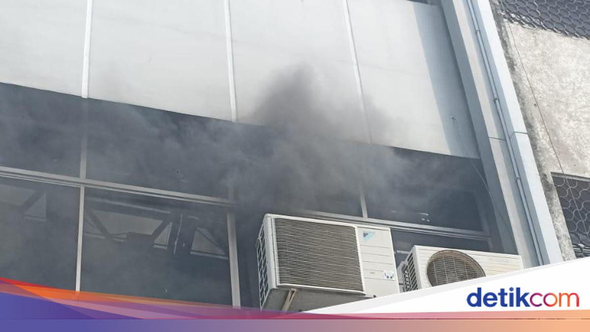 Kebakaran Ruko 3 Lantai di Kemayoran, 60 Personel Damkar Dikerahkan