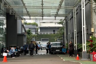 Kejaksaan Agung Geledah Kantor BGN, Karyawan Menunggu di Luar