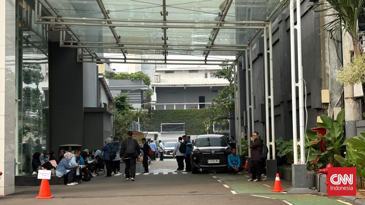 Kejaksaan Agung Geledah Kantor BGN, Karyawan Menunggu di Luar