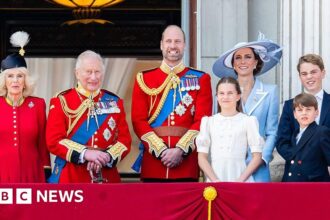 Keluarga Kerajaan Saksikan Pertunjukan Udara Red Arrows dari Balkon Istana Buckingham