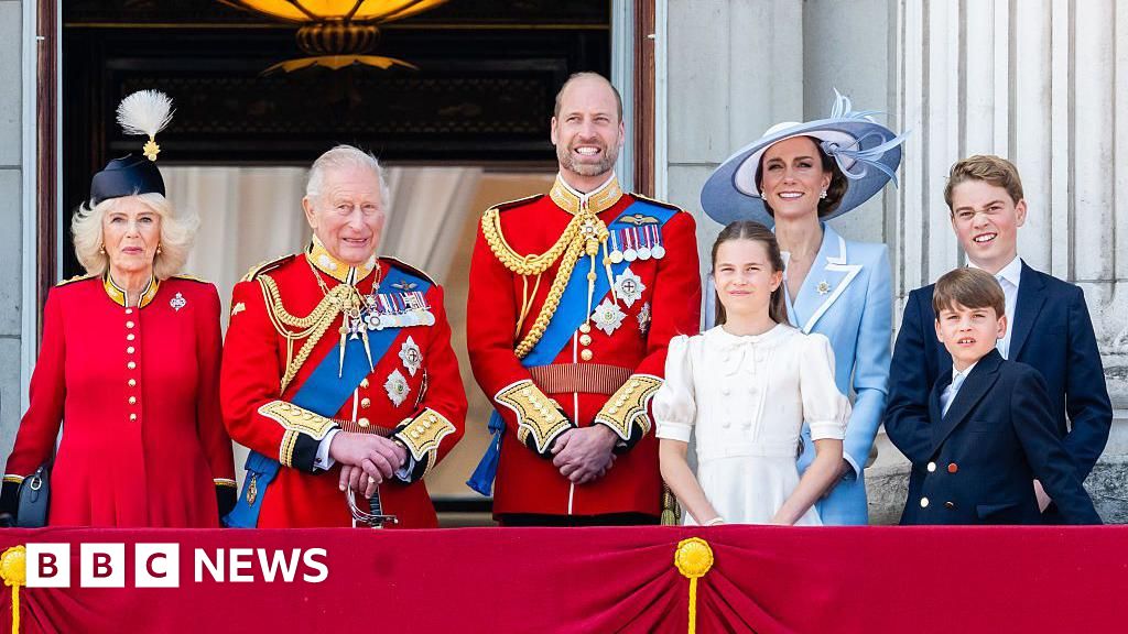 Keluarga Kerajaan Saksikan Pertunjukan Udara Red Arrows dari Balkon Istana Buckingham