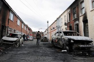 Kerusuhan di Belfast: Rumah Dibakar, Polisi Diserang