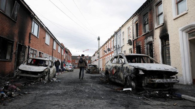 Kerusuhan di Belfast: Rumah Dibakar, Polisi Diserang