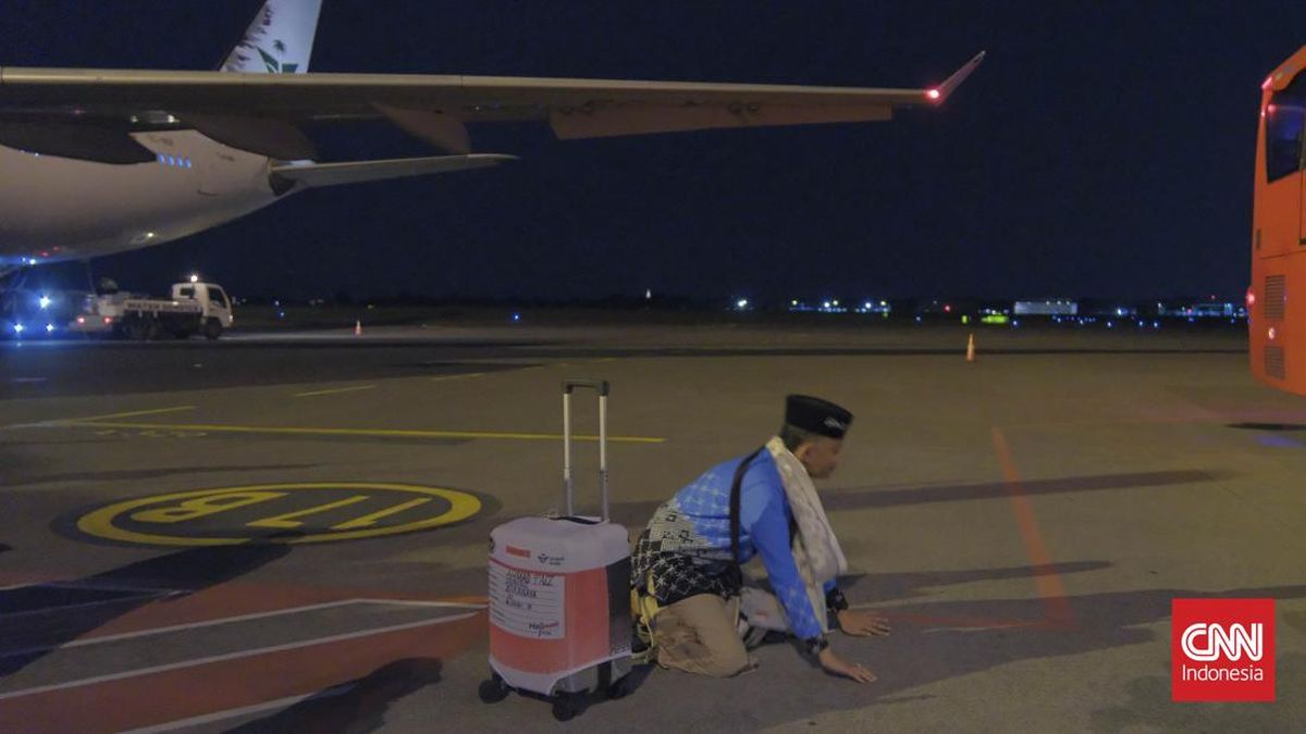 Kloter Pertama Jemaah Haji Jawa Timur Bersujud Syukur di Tanah Air