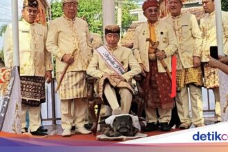 Kontroversi Prosesi Adat Jokowi Injak Kepala Kerbau di Lampung