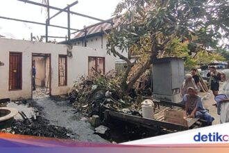 Lansia Terluka Tertimpa Reruntuhan saat Rumah Terbakar di Polman