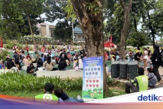 Libur Sekolah, Pengemudi Ojol Ajak Anak ke Taman Bendera Pusaka