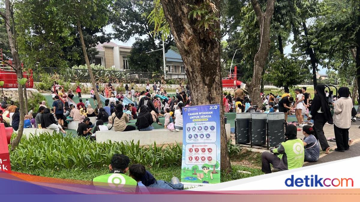 Libur Sekolah, Pengemudi Ojol Ajak Anak ke Taman Bendera Pusaka