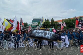 Mahasiswa Surabaya Gelar Demonstrasi Besar-besaran