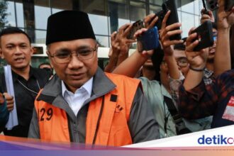 Mantan Menag Yaqut Dibantarkan ke RS Polri Akibat Sakit Pencernaan