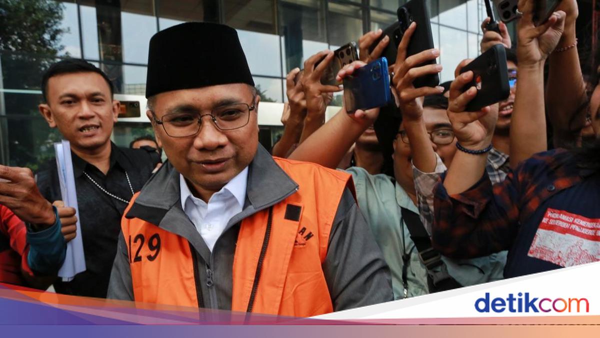 Mantan Menag Yaqut Dibantarkan ke RS Polri Akibat Sakit Pencernaan