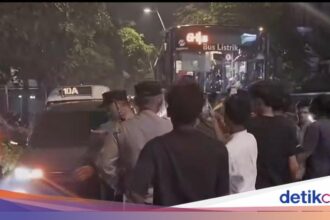 Massa Demo di Cikini Menolak Kenaikan BBM Nonsubsidi