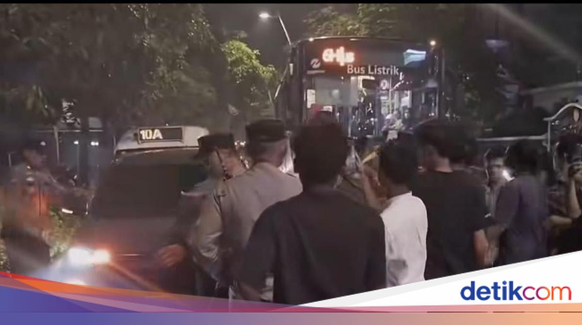 Massa Demo di Cikini Menolak Kenaikan BBM Nonsubsidi